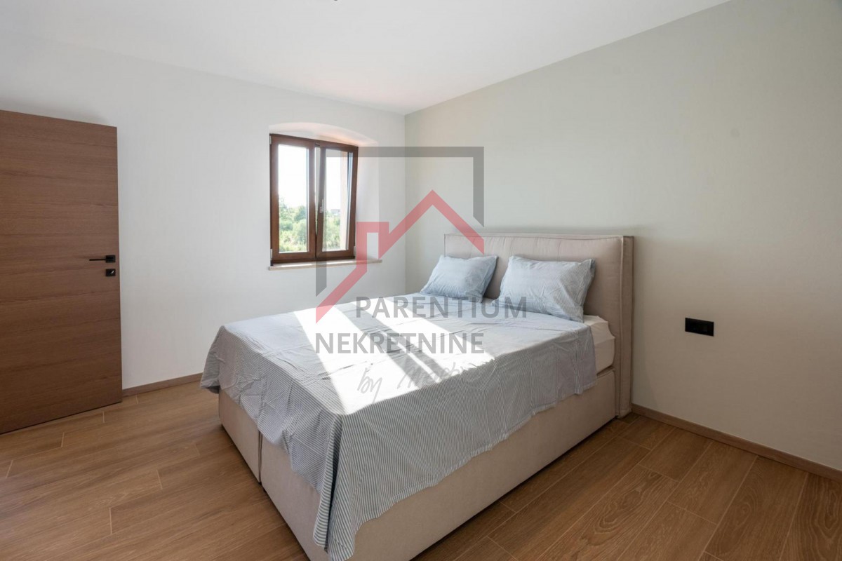 Istra, območje Poreča - Elegantna kamnita hiša z bazenom, zasebnostjo in vrhunsko dekoracijo