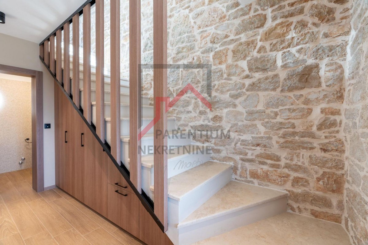 Istra, območje Poreča - Elegantna kamnita hiša z bazenom, zasebnostjo in vrhunsko dekoracijo