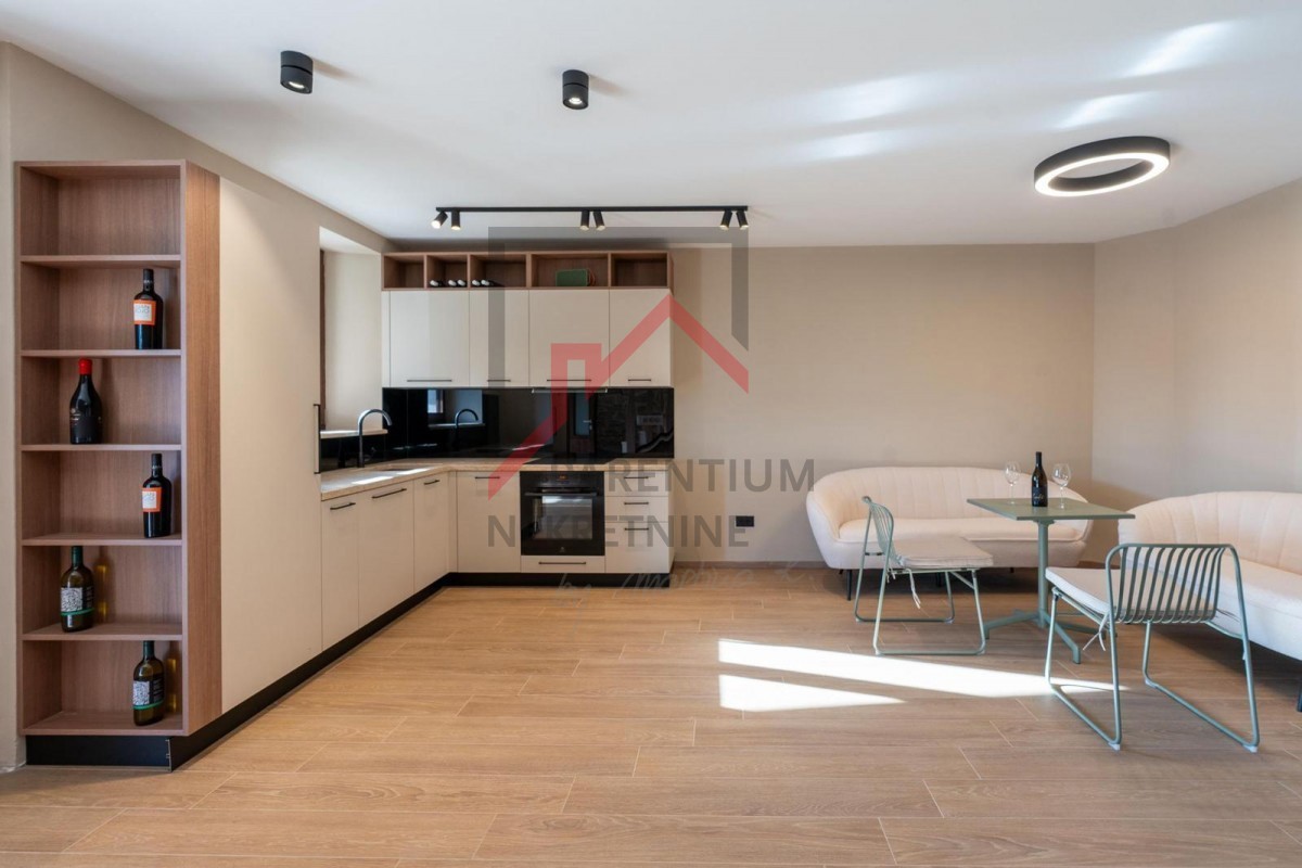 Istra, območje Poreča - Elegantna kamnita hiša z bazenom, zasebnostjo in vrhunsko dekoracijo