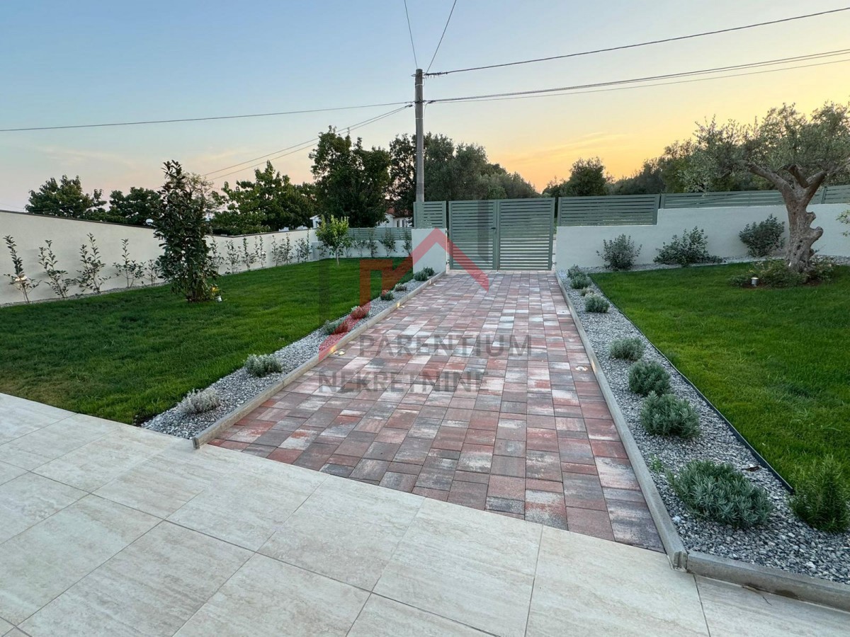 Istra, območje Poreča - Elegantna kamnita hiša z bazenom, zasebnostjo in vrhunsko dekoracijo