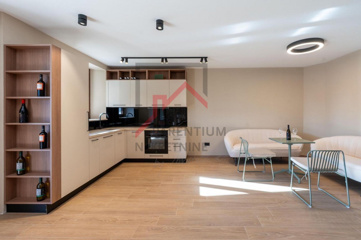 Istra, območje Poreča - Elegantna kamnita hiša z bazenom, zasebnostjo in vrhunsko dekoracijo