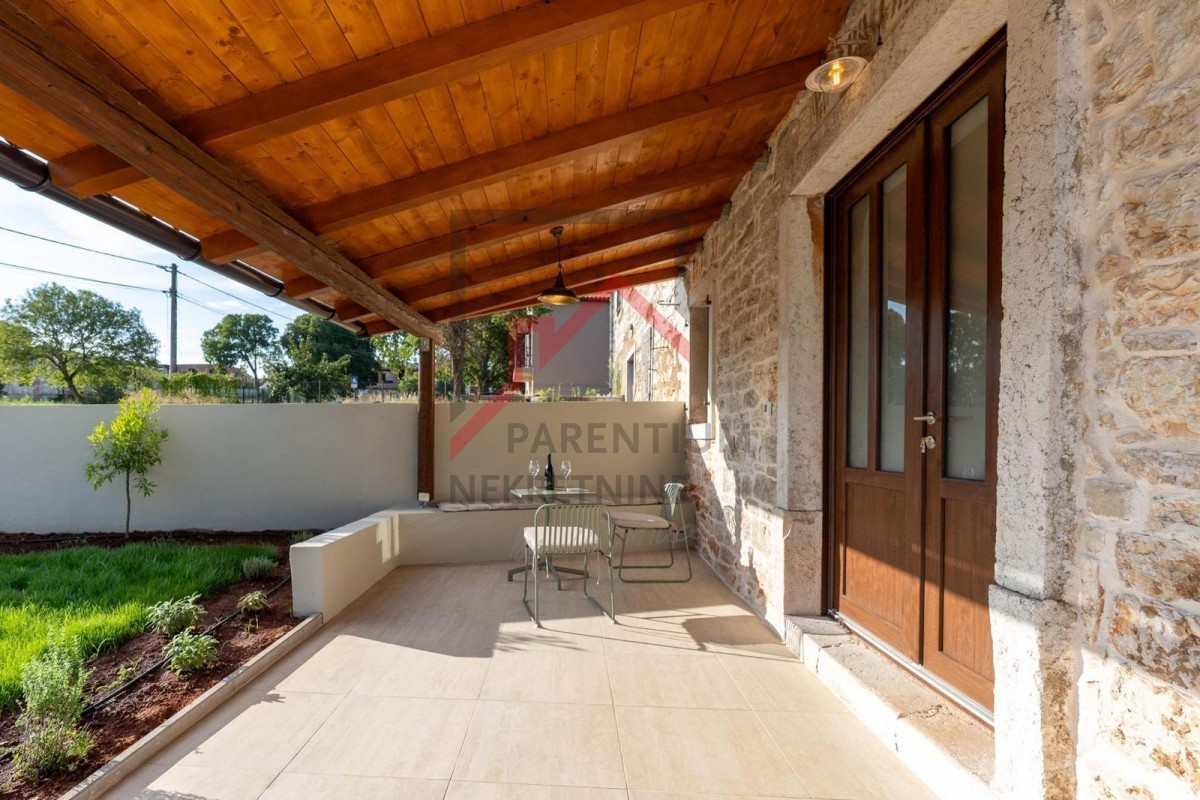 Istra, območje Poreča - Elegantna kamnita hiša z bazenom, zasebnostjo in vrhunsko dekoracijo