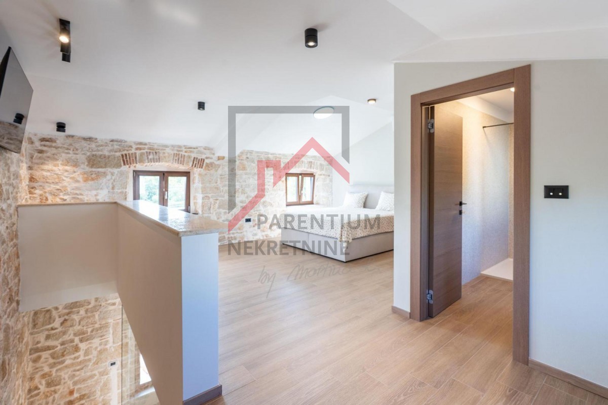 Istra, območje Poreča - Elegantna kamnita hiša z bazenom, zasebnostjo in vrhunsko dekoracijo