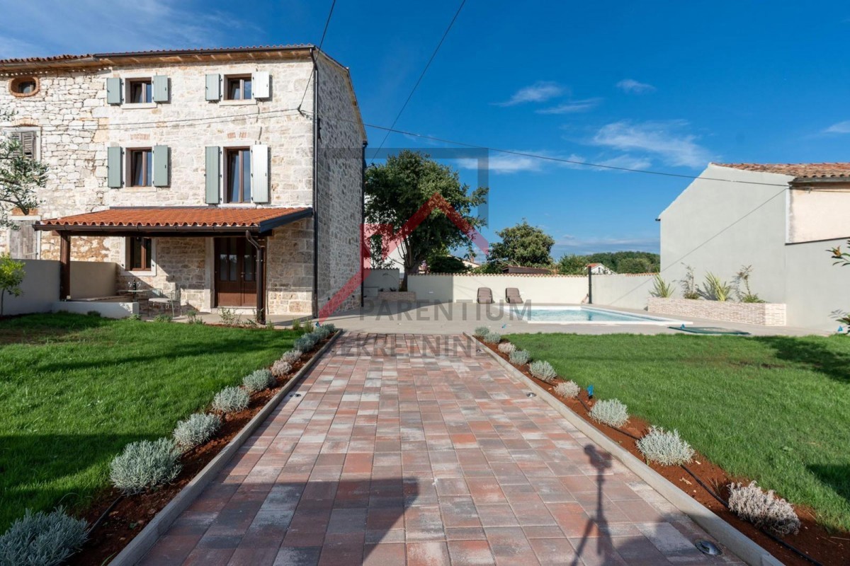 Istra, območje Poreča - Elegantna kamnita hiša z bazenom, zasebnostjo in vrhunsko dekoracijo