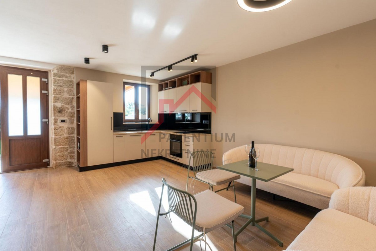 Istra, območje Poreča - Elegantna kamnita hiša z bazenom, zasebnostjo in vrhunsko dekoracijo