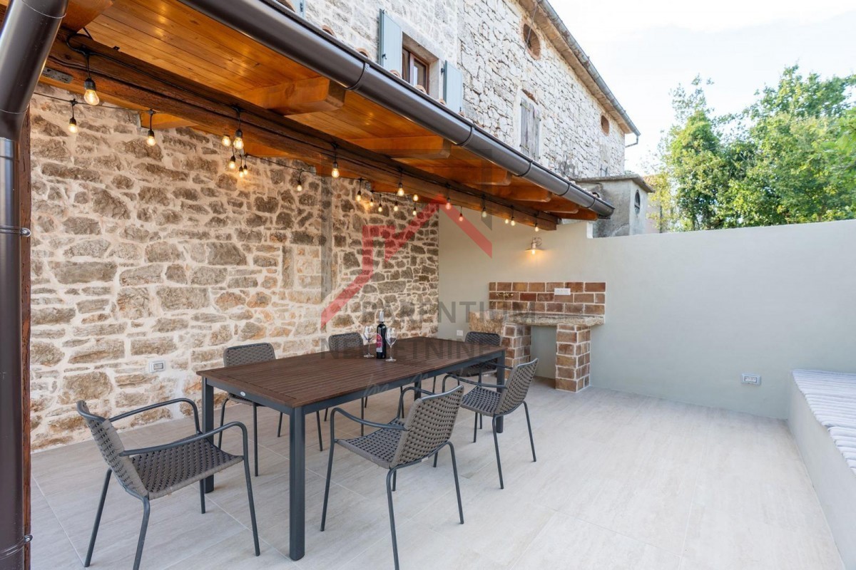 Istra, območje Poreča - Elegantna kamnita hiša z bazenom, zasebnostjo in vrhunsko dekoracijo
