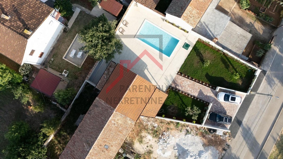 Istra, območje Poreča - Elegantna kamnita hiša z bazenom, zasebnostjo in vrhunsko dekoracijo