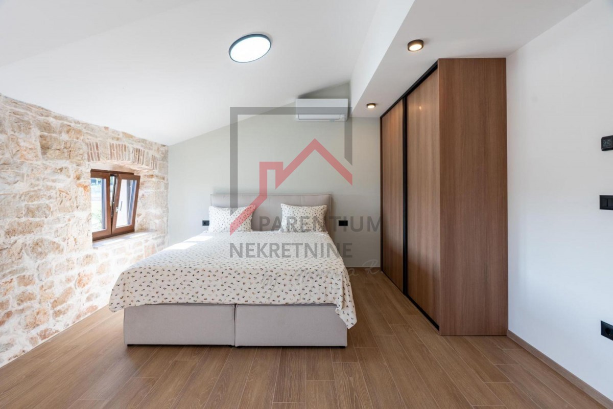 Istra, območje Poreča - Elegantna kamnita hiša z bazenom, zasebnostjo in vrhunsko dekoracijo