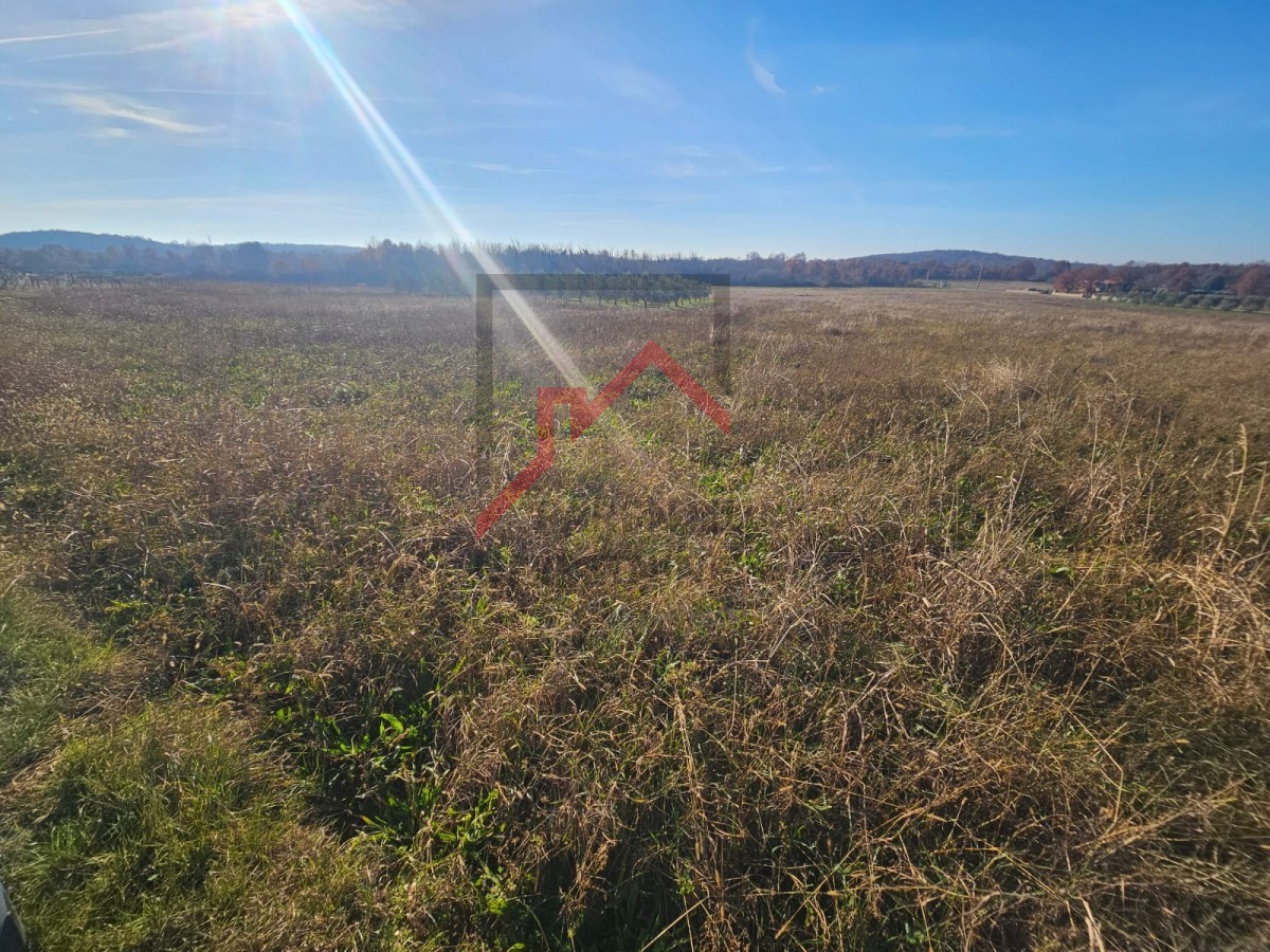 Gradbeno zemljišče na mirni lokaciji s čudovitim pogledom na naravo!!!