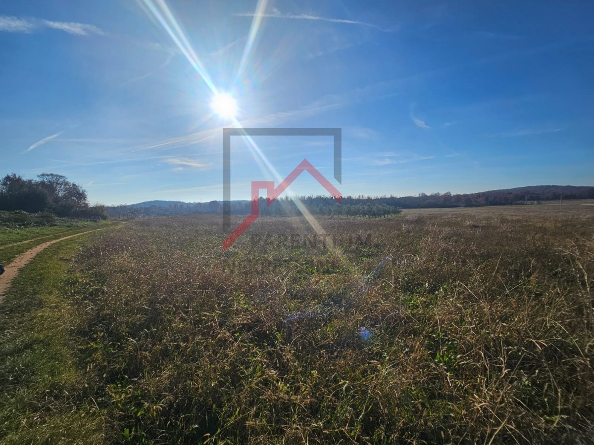 Gradbeno zemljišče na mirni lokaciji s čudovitim pogledom na naravo!!!