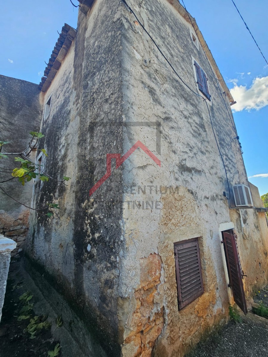 Steinhaus zur Renovierung – mit Meerblick