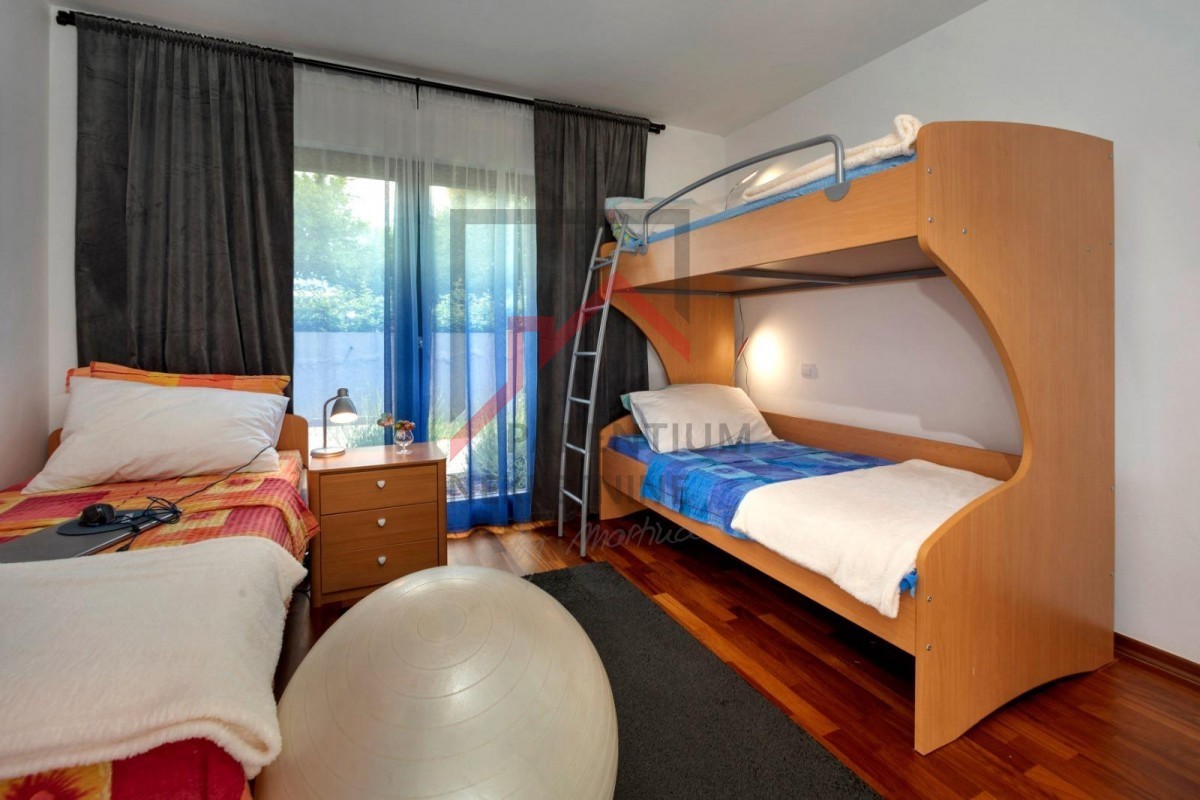 Istra, Poreč - Stanovanje v pritličju z bazenom 3 km od morja