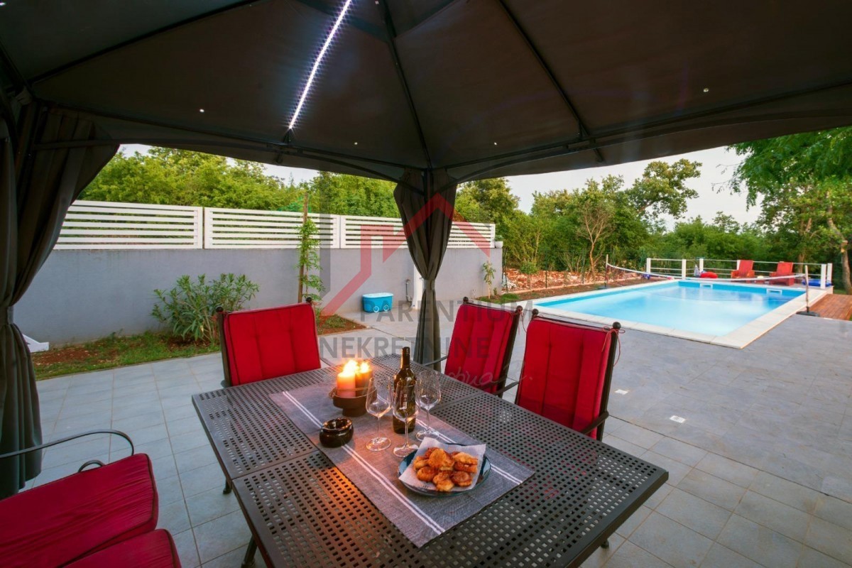 Istra, Poreč - Stanovanje v pritličju z bazenom 3 km od morja