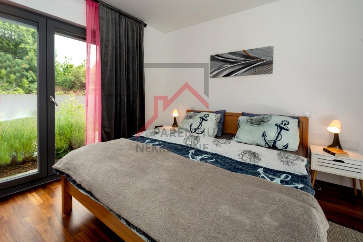 Istra, Poreč - Stanovanje v pritličju z bazenom 3 km od morja