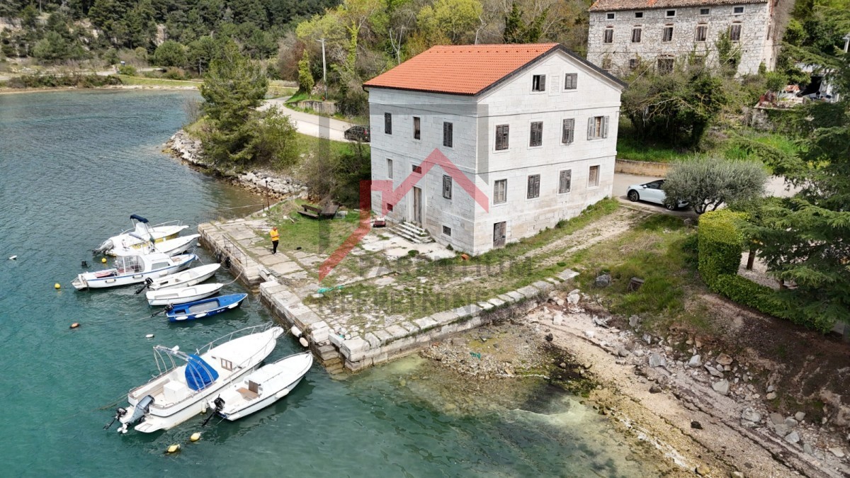 Hiša prva vrsta ob morju v Istri!