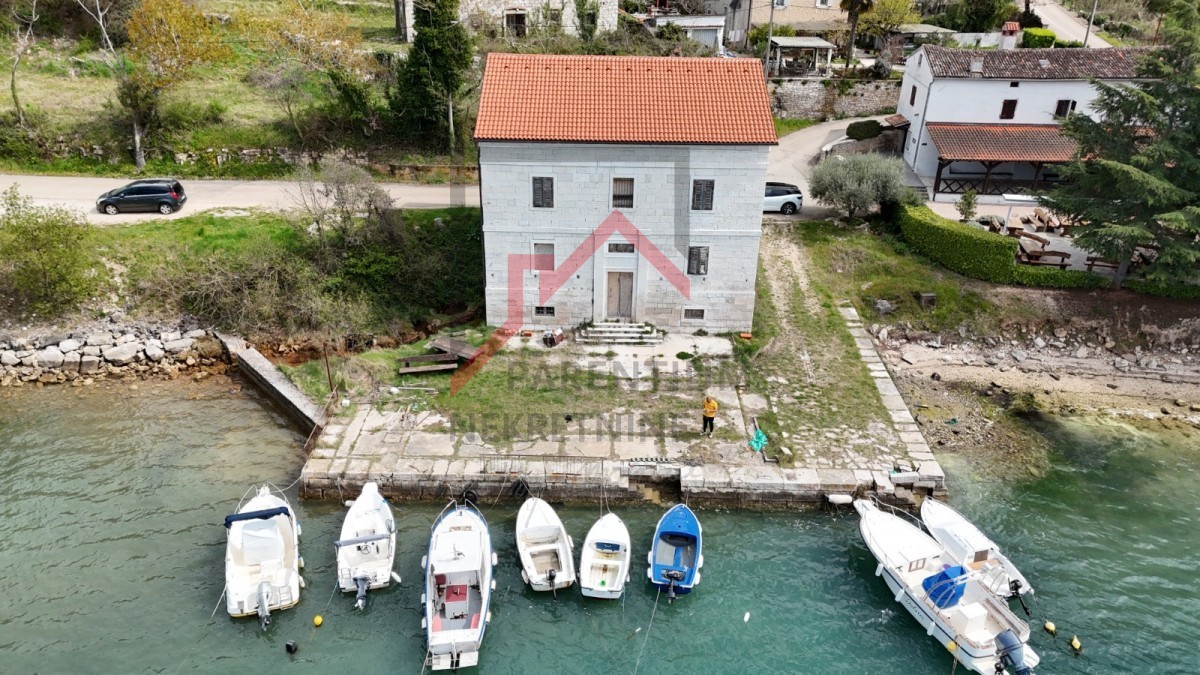 Hiša prva vrsta ob morju v Istri!