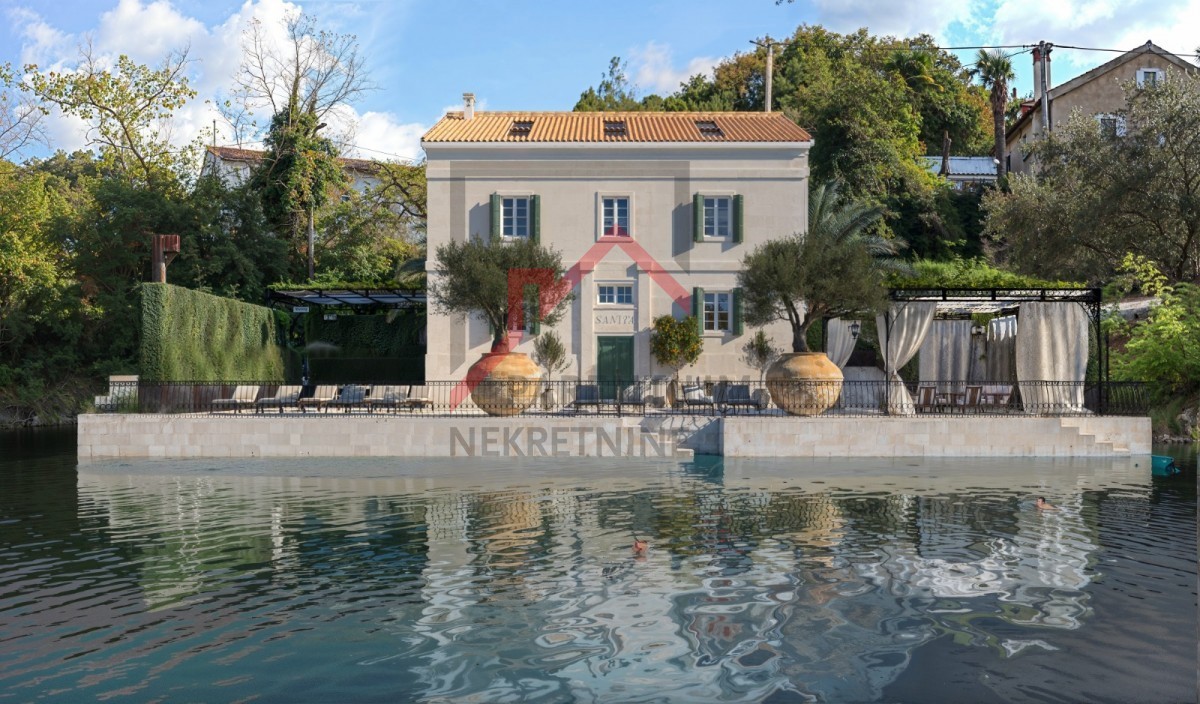 Hiša prva vrsta ob morju v Istri!