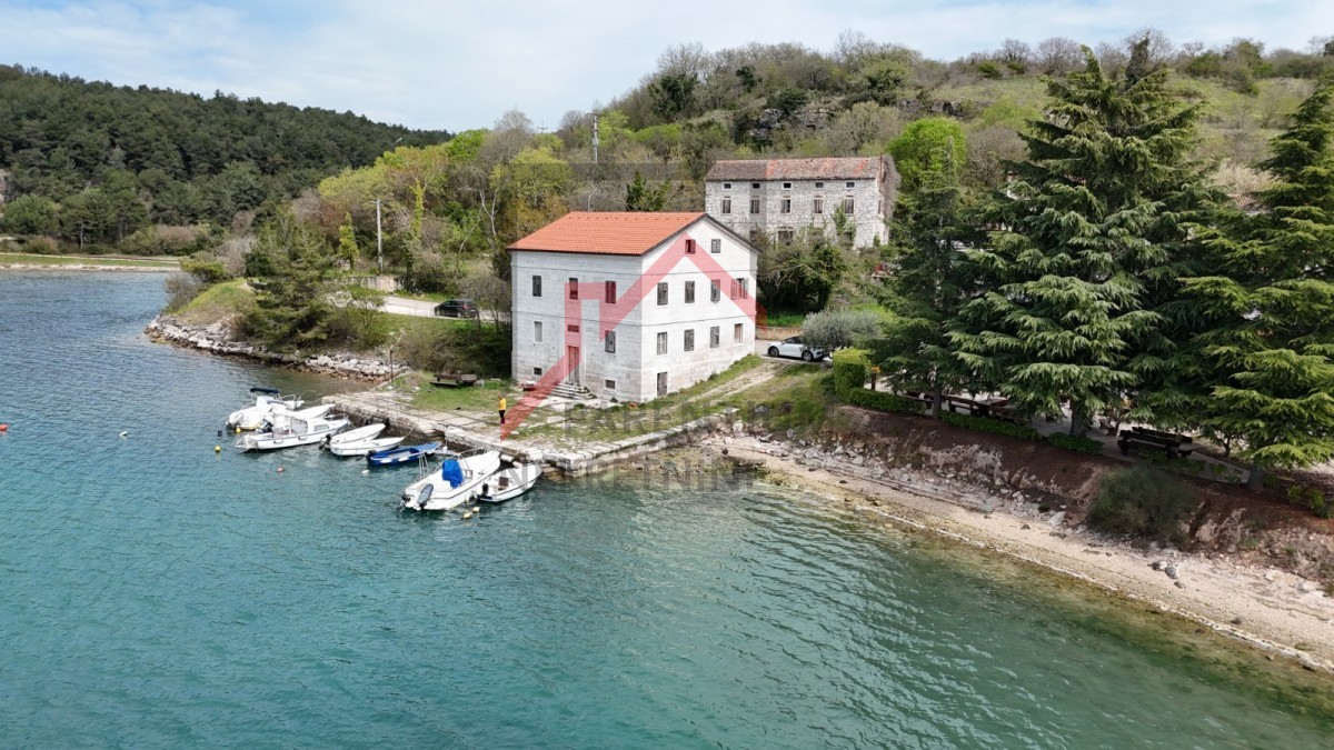 Hiša prva vrsta ob morju v Istri!