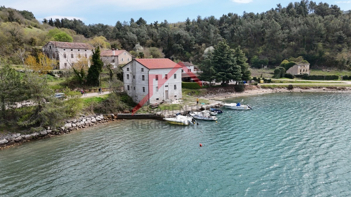 Hiša prva vrsta ob morju v Istri!