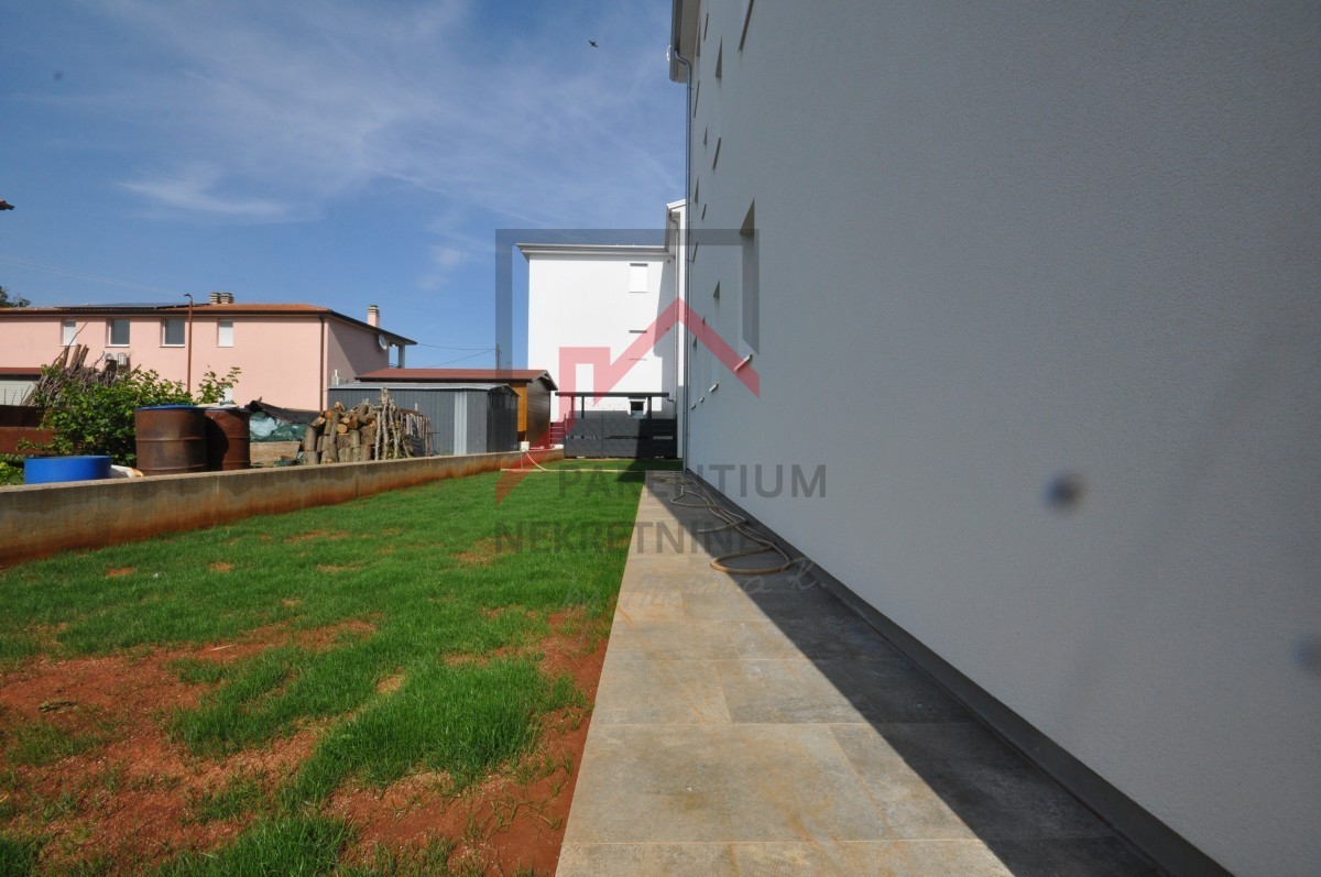 Istra, Poreč - Prostorno stanovanje, pritličje - novogradnja - vrt 180 m2
