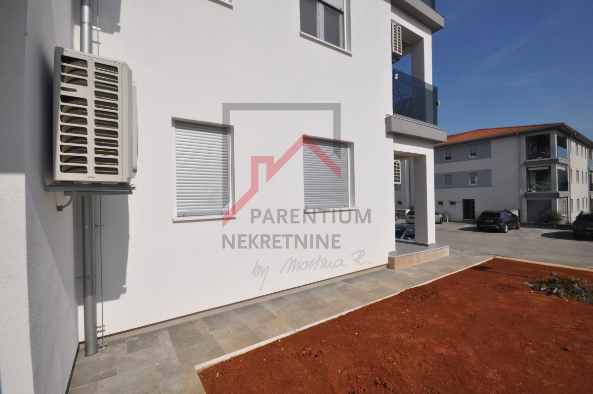 Istra, Poreč - Prostorno stanovanje, pritličje - novogradnja - vrt 180 m2