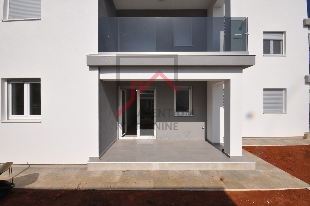 Istra, Poreč - Prostorno stanovanje, pritličje - novogradnja - vrt 180 m2