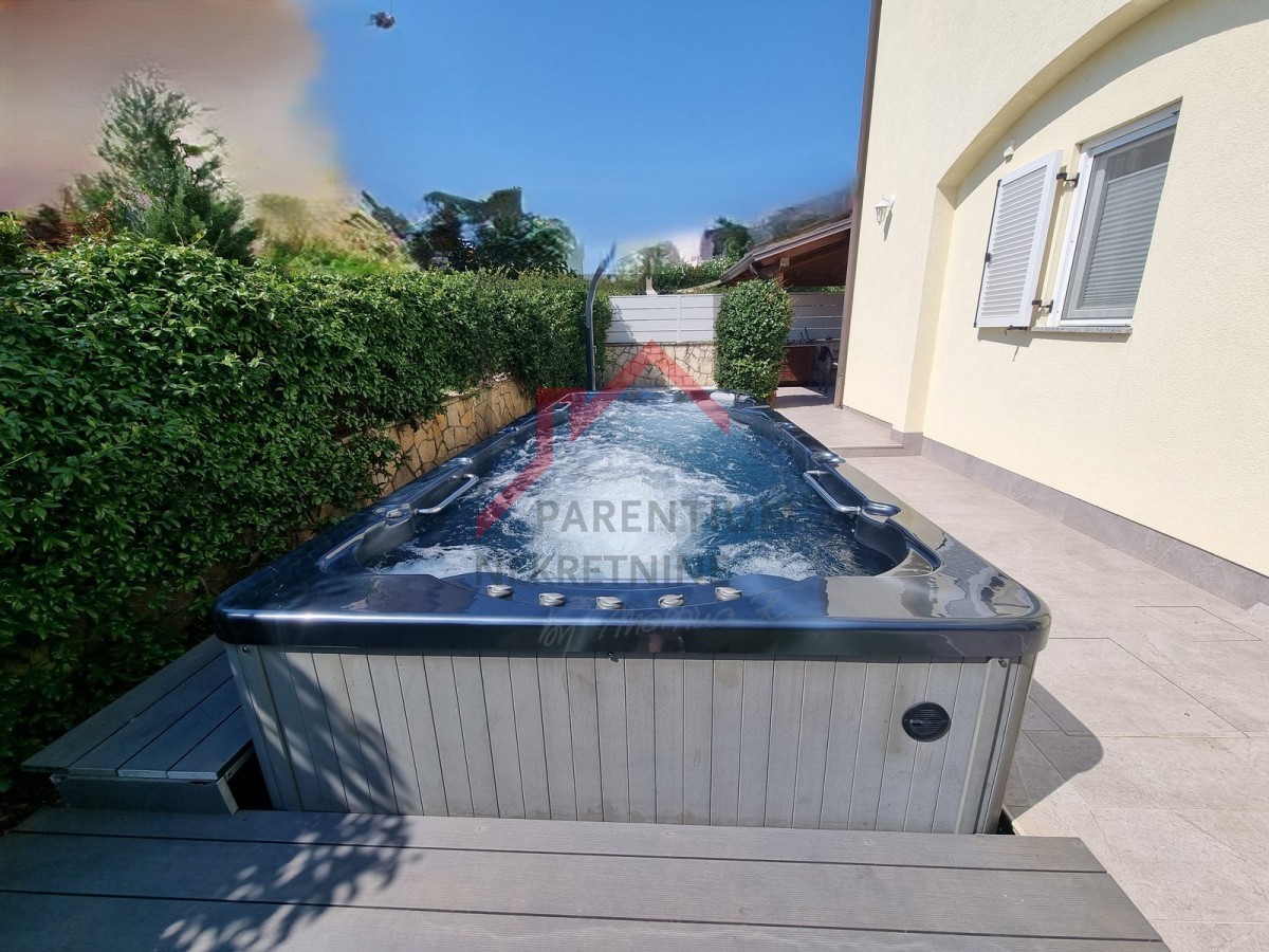 Dvostanovanjska hiša z velikim jacuzzijem, 1 km od morja