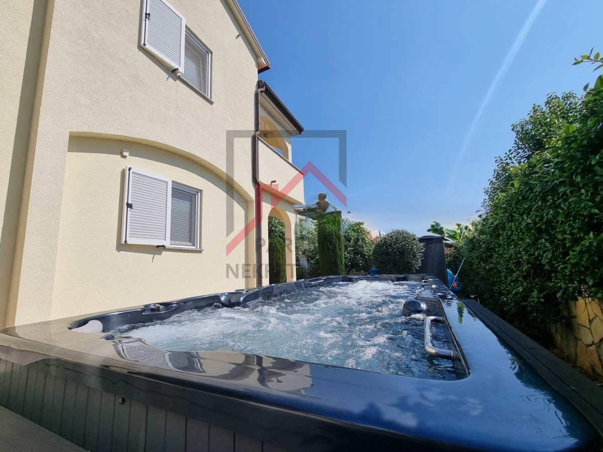 Dvostanovanjska hiša z velikim jacuzzijem, 1 km od morja