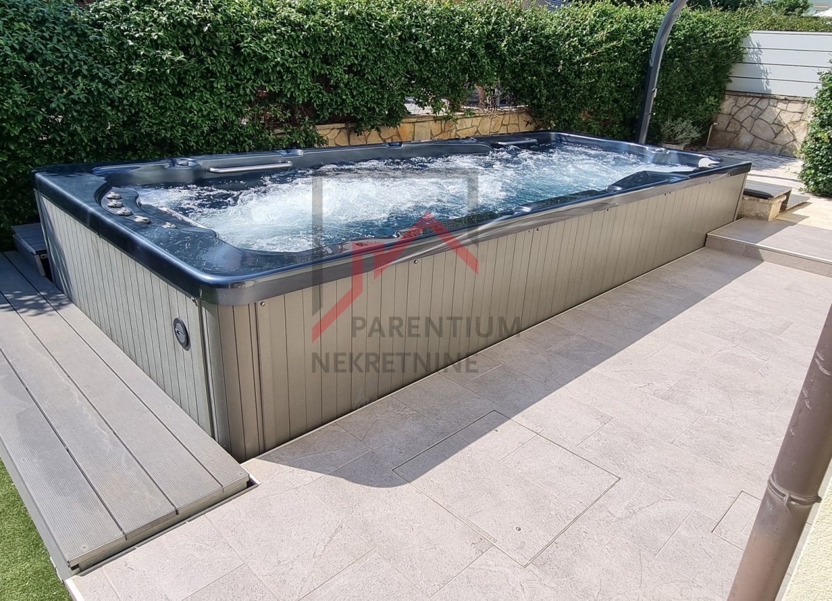Dvostanovanjska hiša z velikim jacuzzijem, 1 km od morja