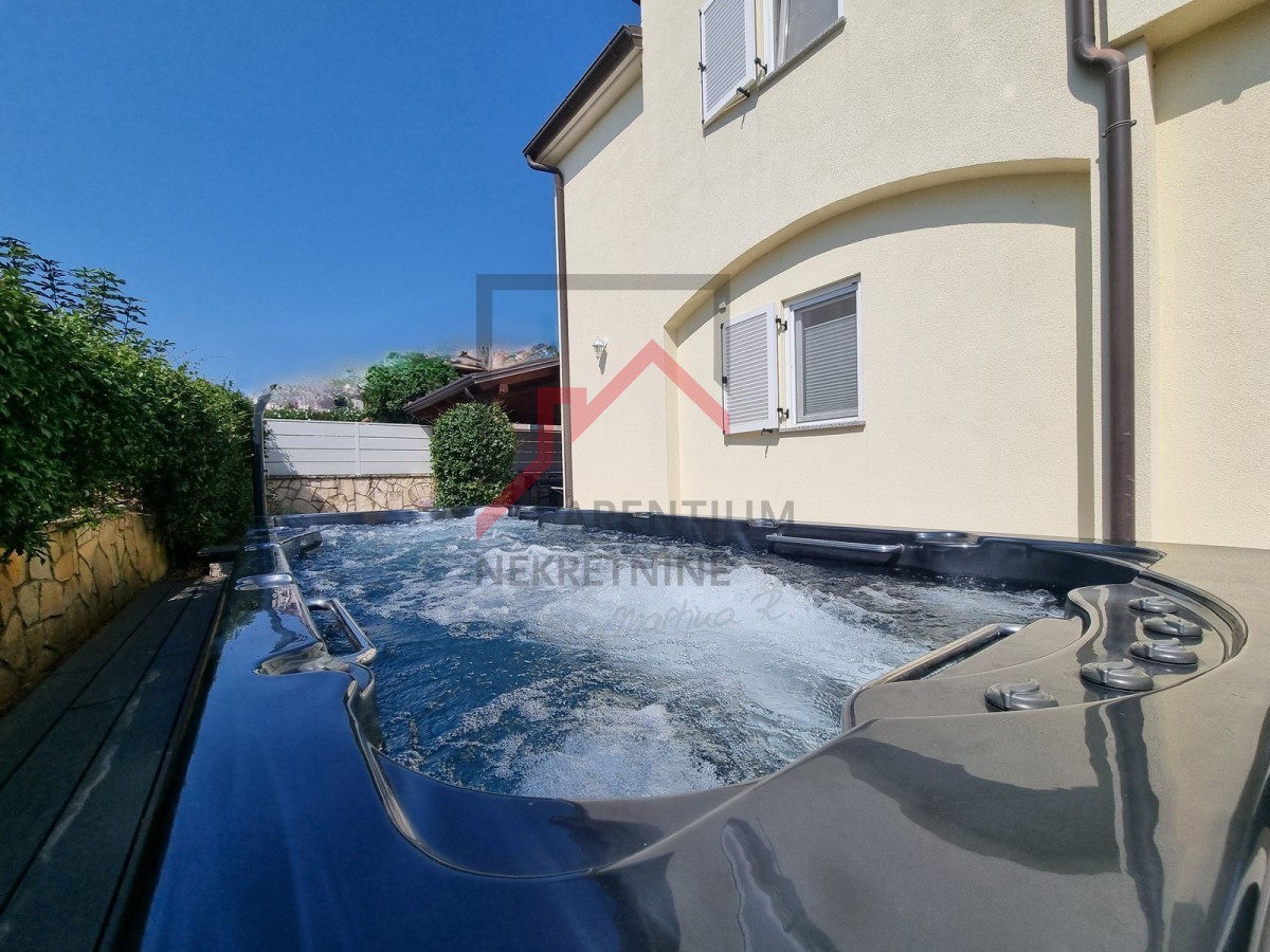 Dvostanovanjska hiša z velikim jacuzzijem, 1 km od morja