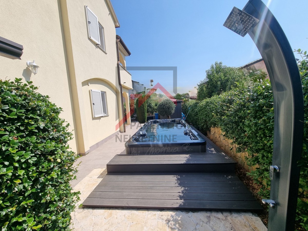 Dvostanovanjska hiša z velikim jacuzzijem, 1 km od morja