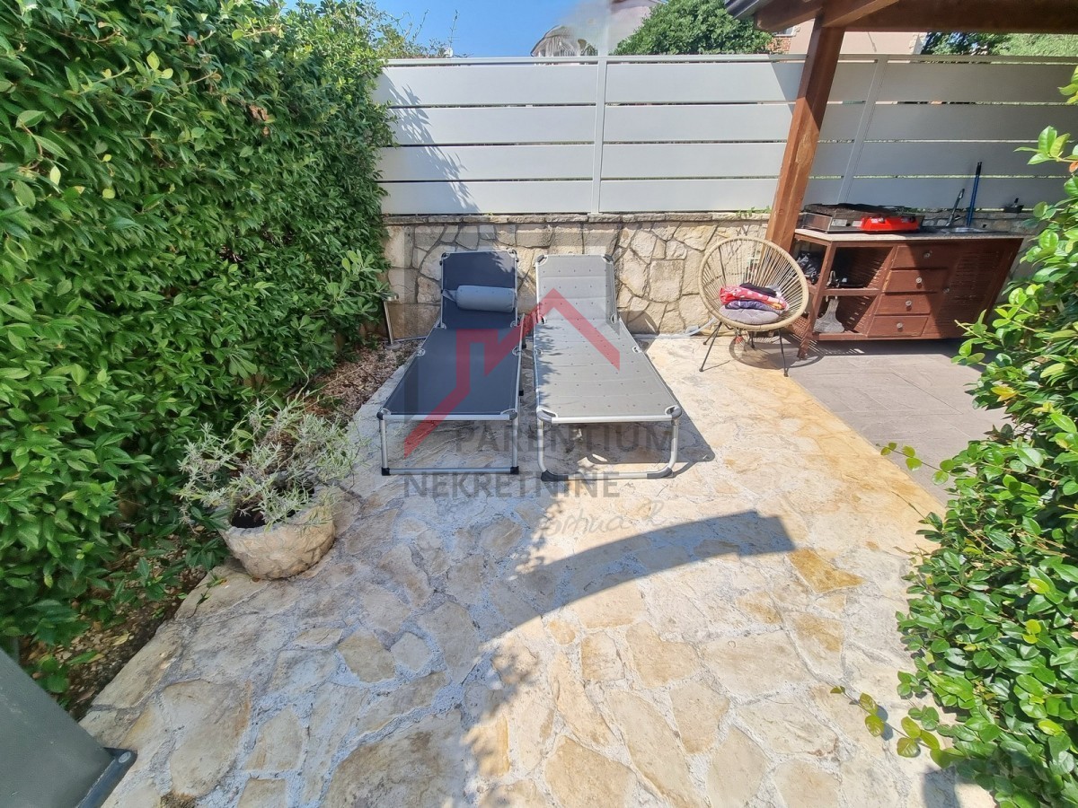 Dvostanovanjska hiša z velikim jacuzzijem, 1 km od morja