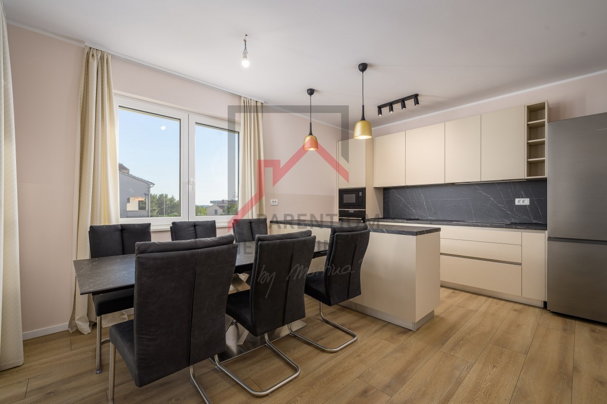 Poreč - trisobno stanovanje, opremljeno in blizu morja