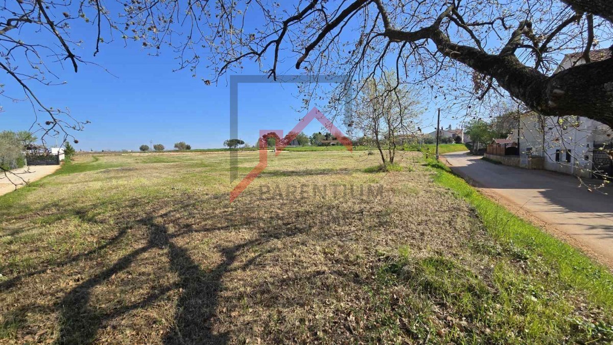 Istra, območje Poreča - Rajsko zemljišče za vašo naložbo - 1473 m2 gradbenega potenciala