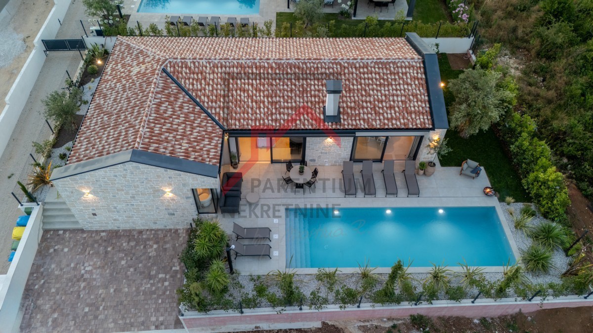 Istra, območje Poreča - Moderna enonadstropna vila, tri spalnice, ogrevan bazen, urejen vrt, parkirišče