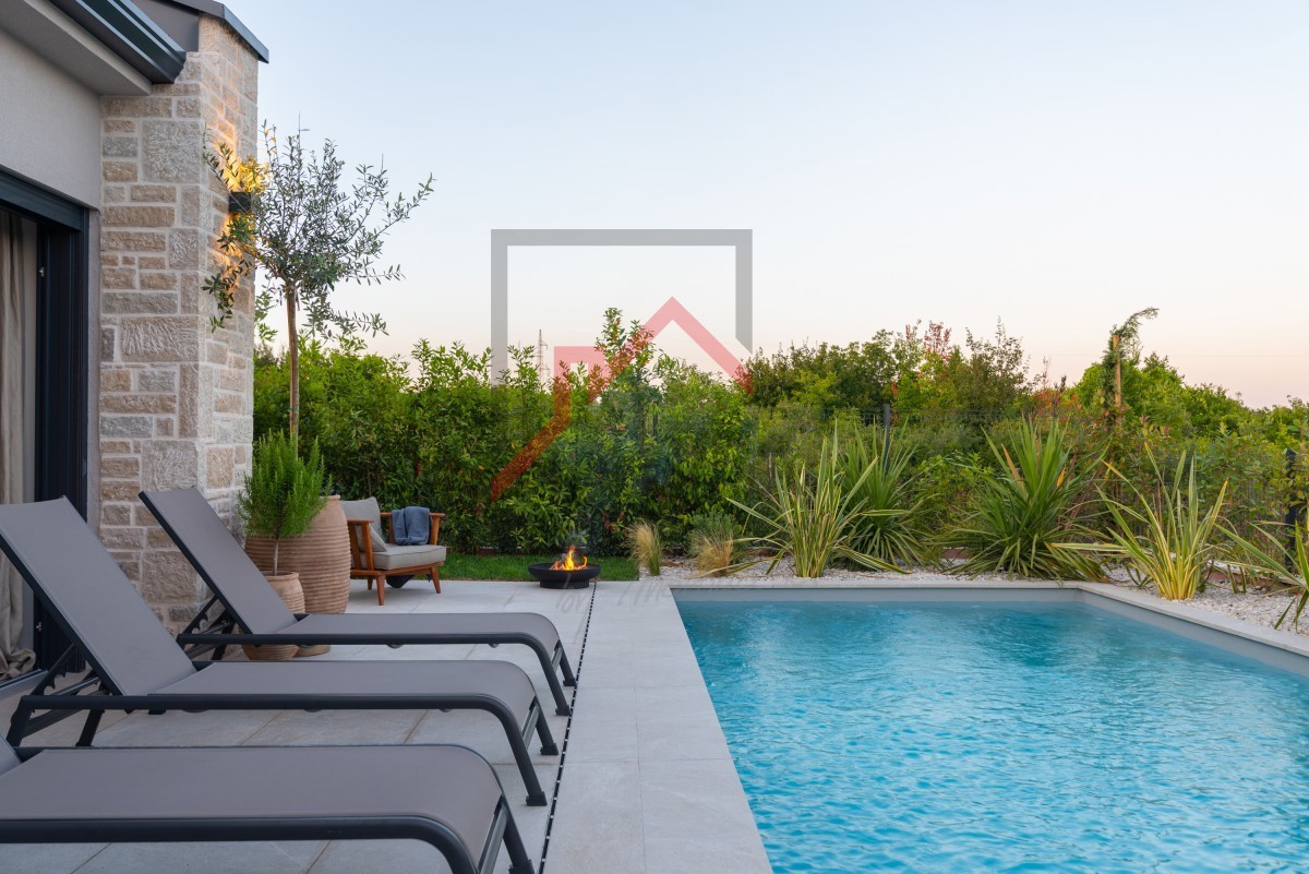 Istra, območje Poreča - Moderna enonadstropna vila, tri spalnice, ogrevan bazen, urejen vrt, parkirišče