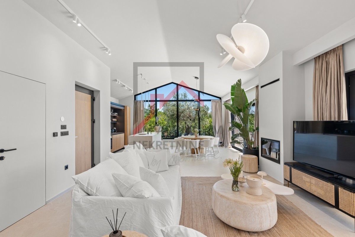 Istra, območje Poreča - Moderna enonadstropna vila, tri spalnice, ogrevan bazen, urejen vrt, parkirišče