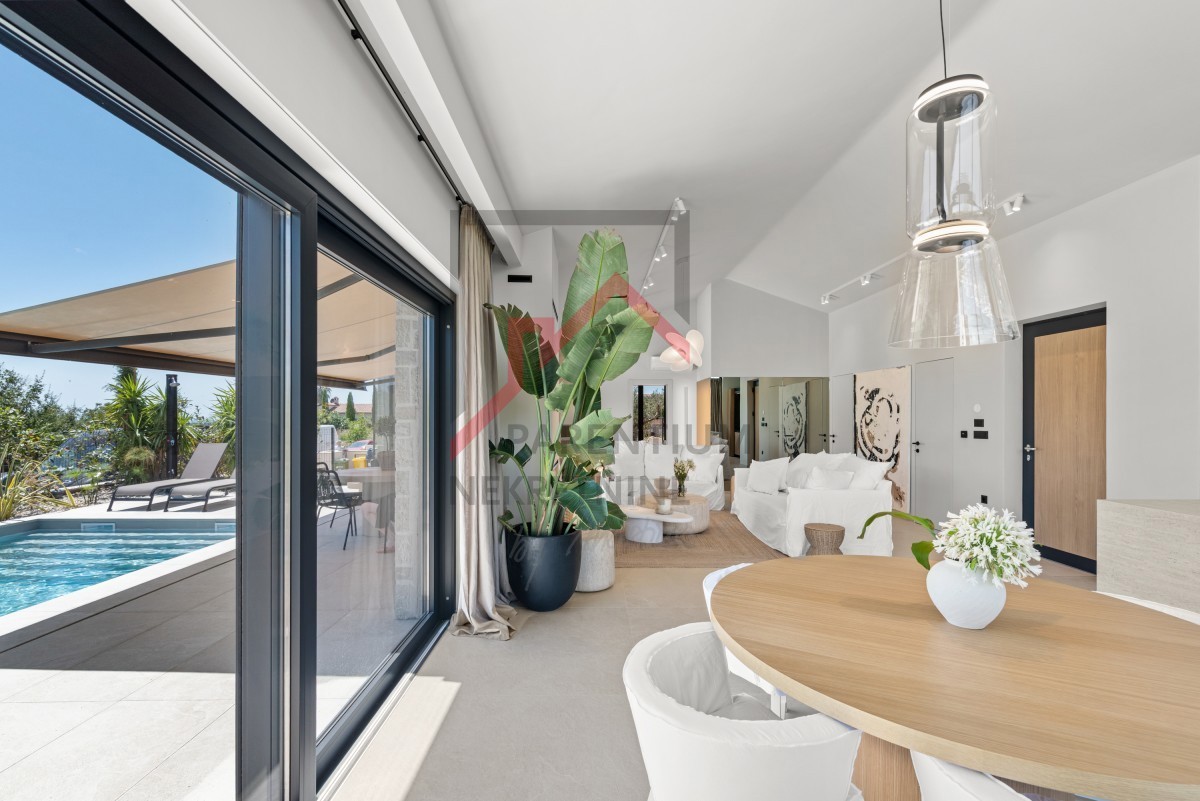 Istra, območje Poreča - Moderna enonadstropna vila, tri spalnice, ogrevan bazen, urejen vrt, parkirišče