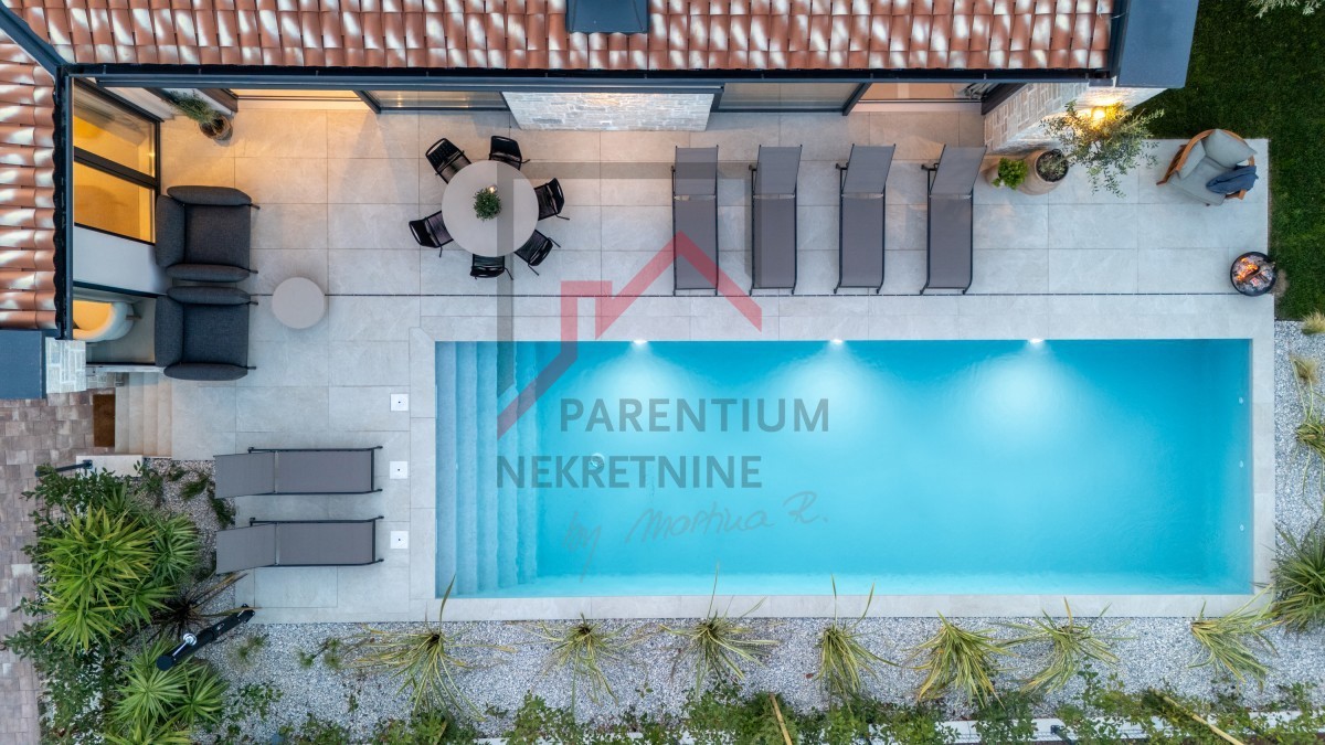 Istra, območje Poreča - Moderna enonadstropna vila, tri spalnice, ogrevan bazen, urejen vrt, parkirišče