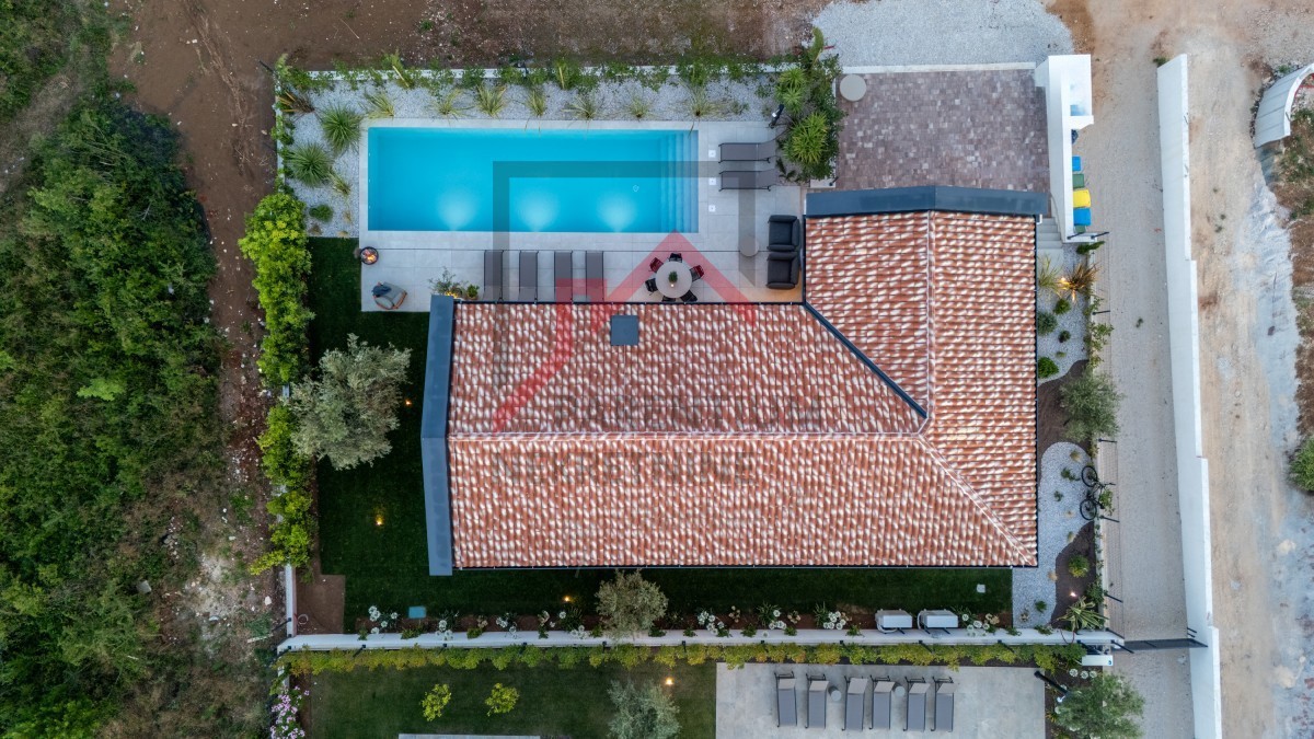 Istra, območje Poreča - Moderna enonadstropna vila, tri spalnice, ogrevan bazen, urejen vrt, parkirišče