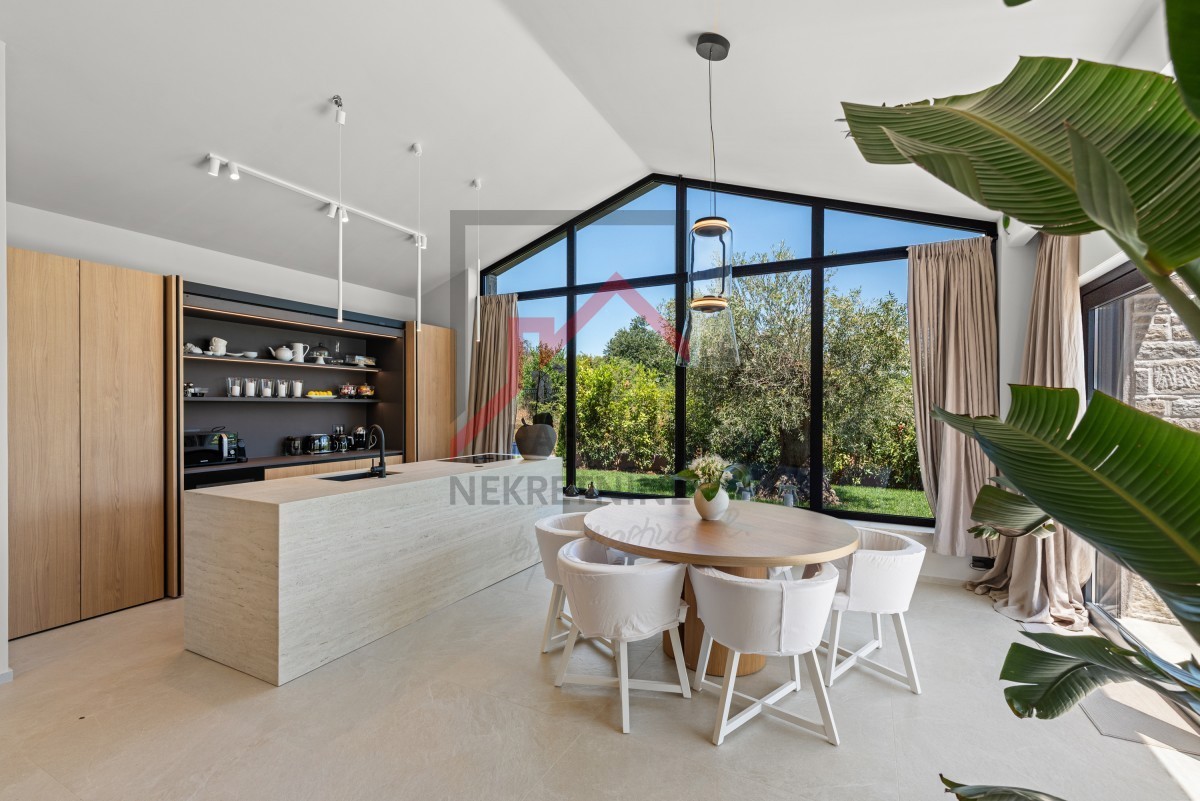 Istra, območje Poreča - Moderna enonadstropna vila, tri spalnice, ogrevan bazen, urejen vrt, parkirišče