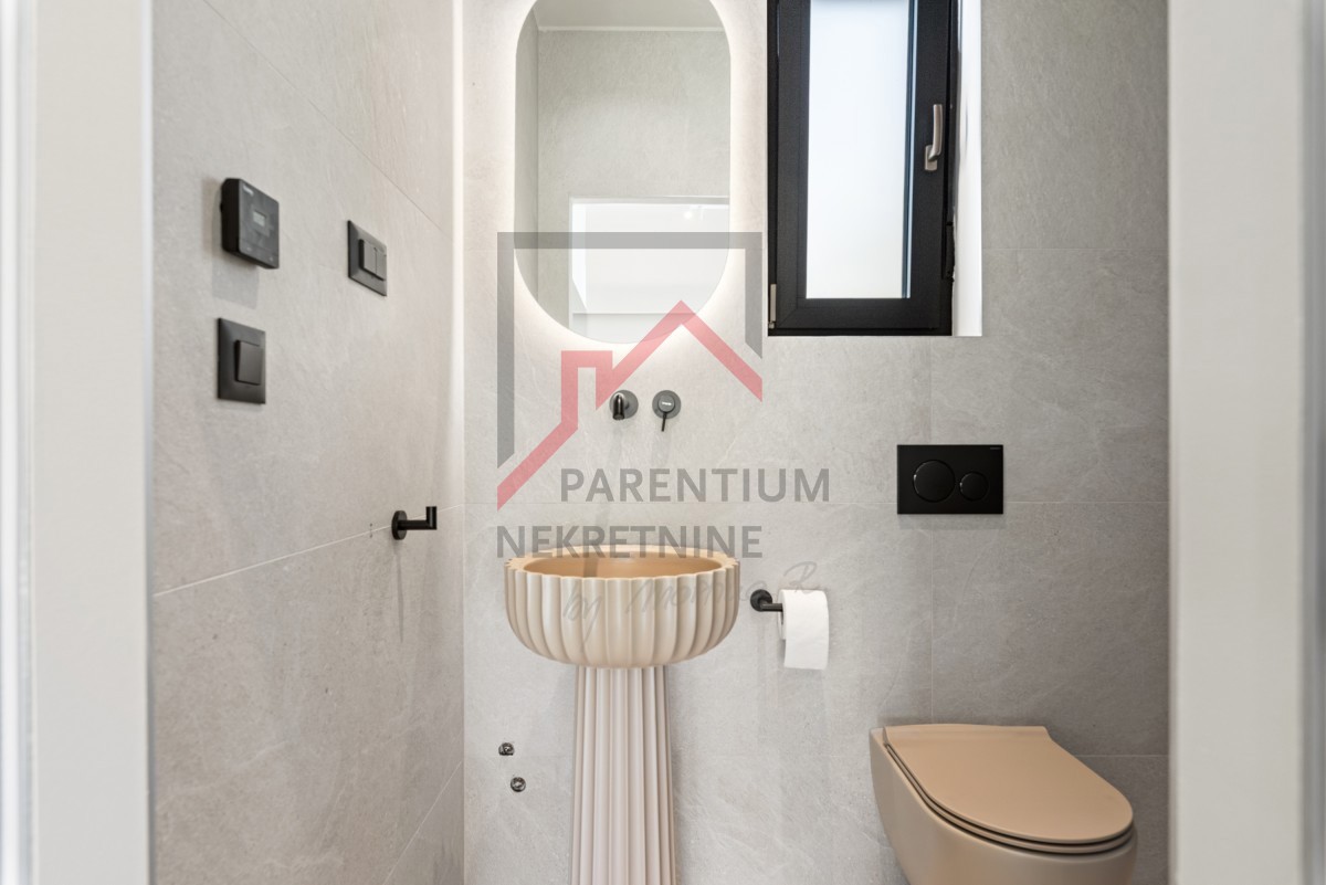 Istra, območje Poreča - Moderna enonadstropna vila, tri spalnice, ogrevan bazen, urejen vrt, parkirišče