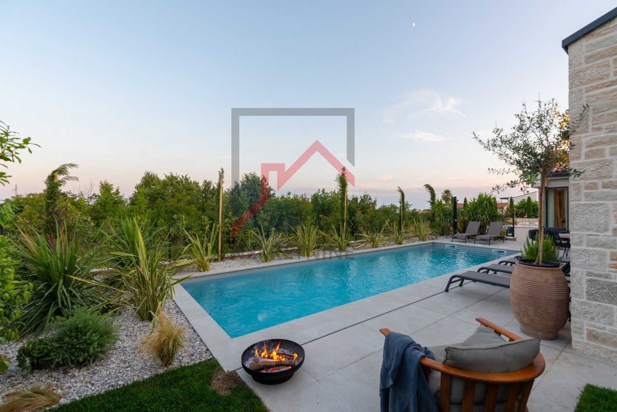 Istra, območje Poreča - Moderna enonadstropna vila, tri spalnice, ogrevan bazen, urejen vrt, parkirišče