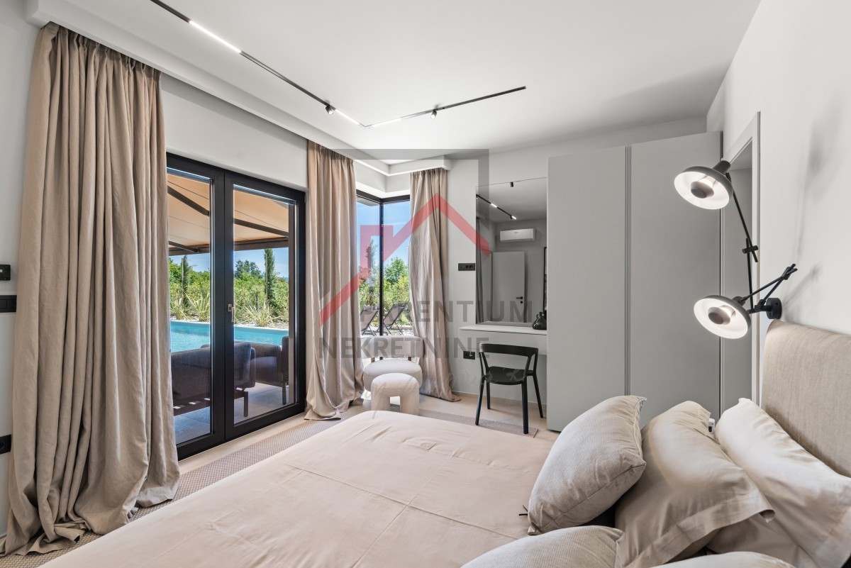 Istra, območje Poreča - Moderna enonadstropna vila, tri spalnice, ogrevan bazen, urejen vrt, parkirišče