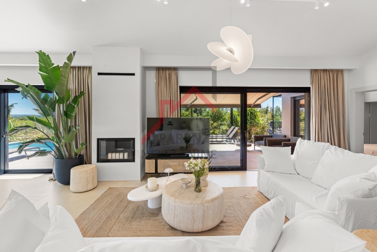 Istra, območje Poreča - Moderna enonadstropna vila, tri spalnice, ogrevan bazen, urejen vrt, parkirišče