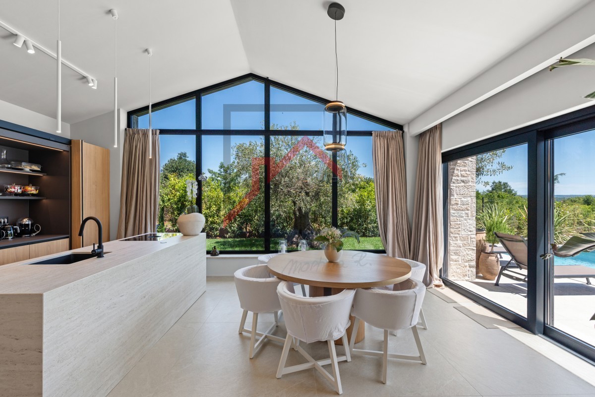 Istra, območje Poreča - Moderna enonadstropna vila, tri spalnice, ogrevan bazen, urejen vrt, parkirišče