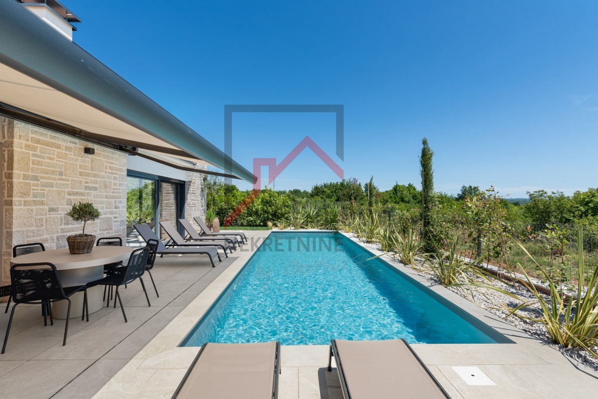 Istra, območje Poreča - Moderna enonadstropna vila, tri spalnice, ogrevan bazen, urejen vrt, parkirišče