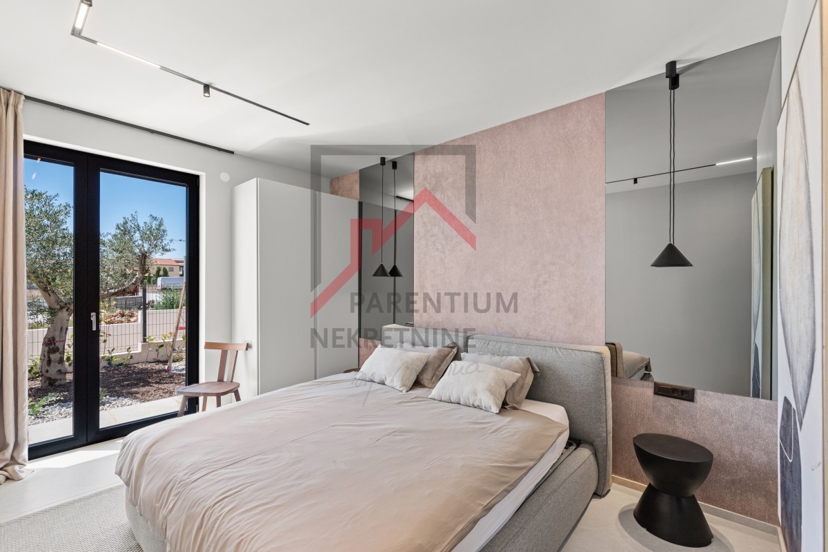 Istra, območje Poreča - Moderna enonadstropna vila, tri spalnice, ogrevan bazen, urejen vrt, parkirišče