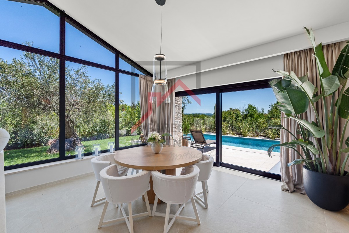 Istra, območje Poreča - Moderna enonadstropna vila, tri spalnice, ogrevan bazen, urejen vrt, parkirišče