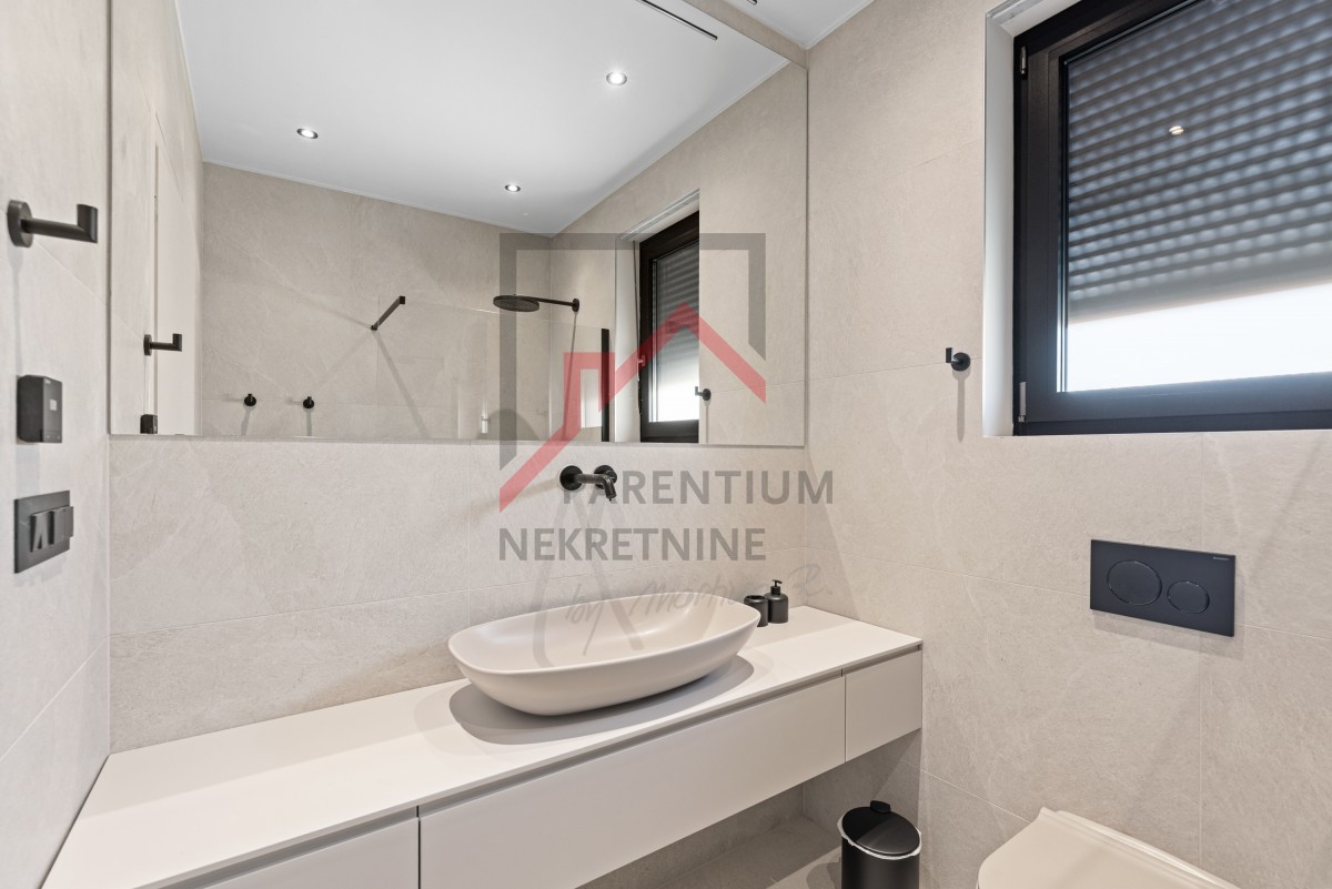 Istra, območje Poreča - Moderna enonadstropna vila, tri spalnice, ogrevan bazen, urejen vrt, parkirišče